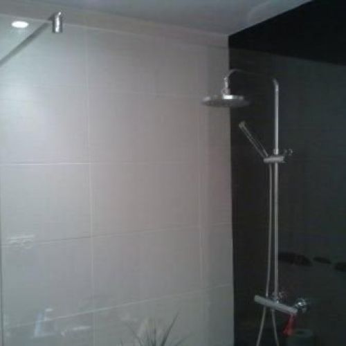 mampara de ducha cristal fijo con refuerzo a pared
