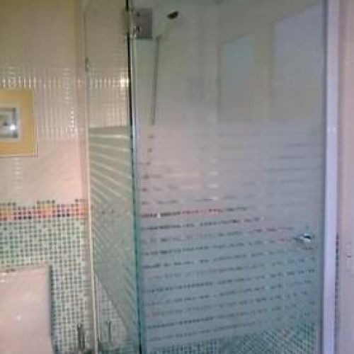 mampara ducha con fijo y pueeta a 90u00ba mateado segun diseu00f1o cliente