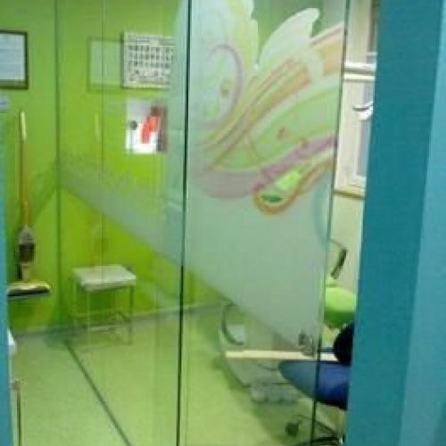puerta de corredera aerea autoportante klein con detalles en vinilo 2