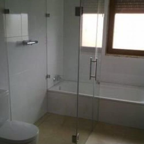 mampara de ducha con dos fijos laterales fijo puerta en linea y refuerzo de cristal a cristal