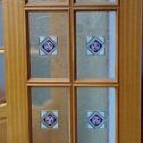 puerta con trisqueles en vidrio fusing