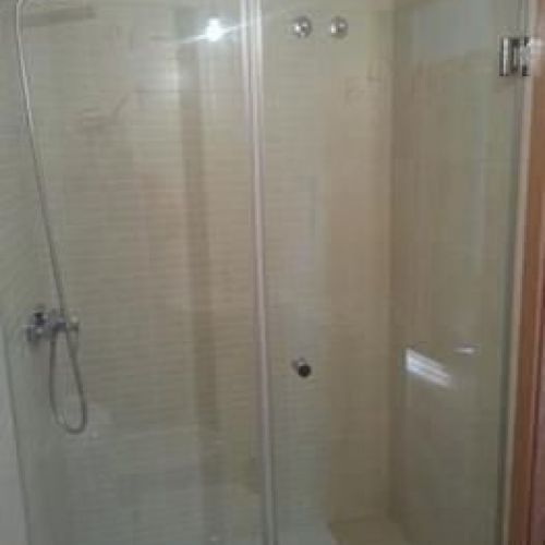 mampara con fijo y puerta en linea