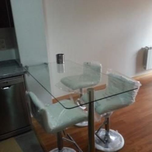 mesa de cristal con pata en inox y soporte a pared
