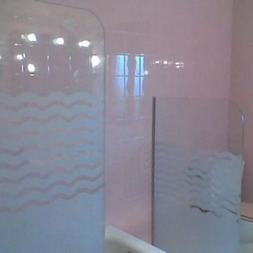 mampara de bau00f1era y mampara de separaciu00f3n en bau00f1o