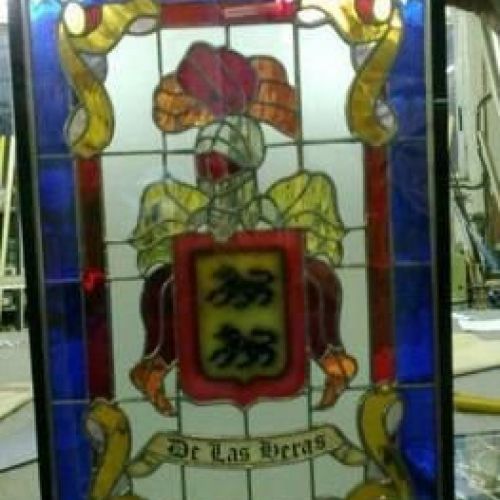 vidriera emplomada con escudo de armas dentro de vidrio de camara