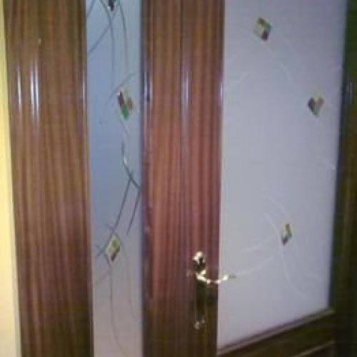puerta de separacion de estancias con vidrios tallados y detalles en fusing