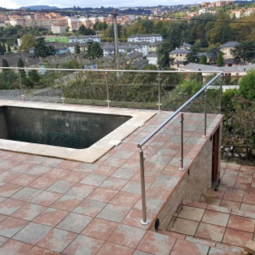 Barandilla con postes de inox para cierre de piscina