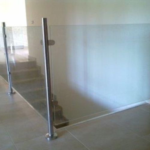 Barandilla de cristal laminado con postes de acero inox II