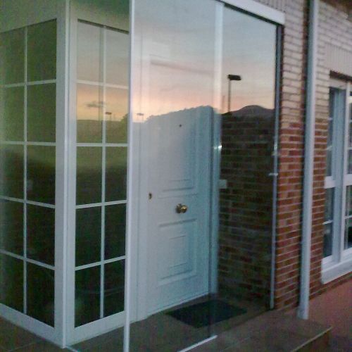 Puerta con perfiles en blanco