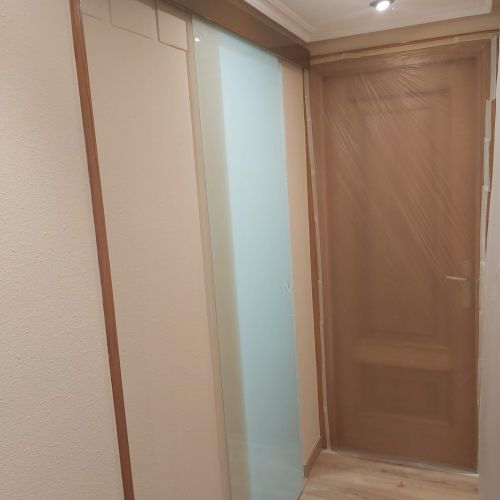 Puerta con perfiles en marrón