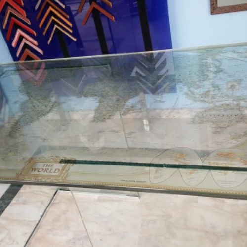 Mesa de cristal con impresión digital