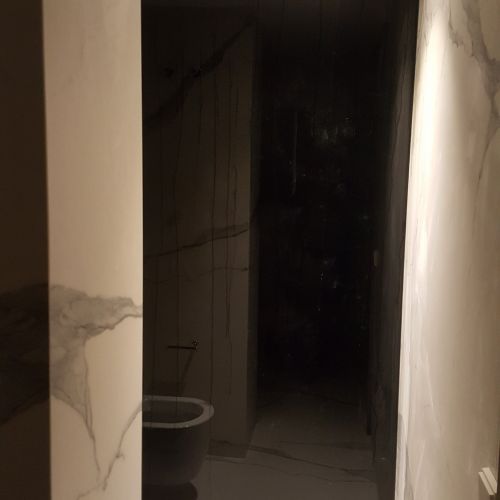 Pared forrada de vidrio lacado en negro