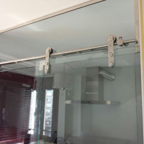 Puerta con accesorios vistos