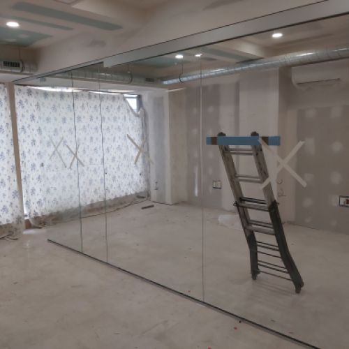 División con cristales y puerta corredera