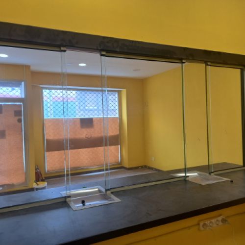 Mostrador con pasamonedas