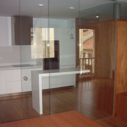 Puerta con perfiles ocultos en techo